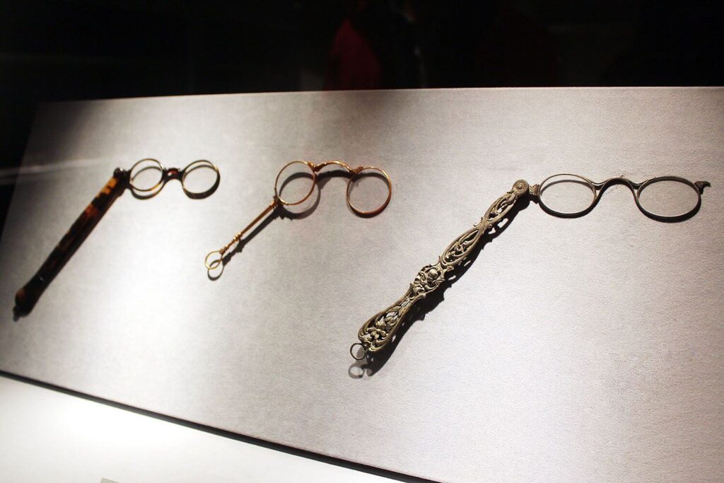 アイテック株式会社13世紀後半の眼鏡
